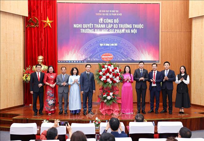 Tặng hoa chúc mừng 3 trường trực thuộc Trường Đại học Sư phạm Hà Nội được thành lập. Ảnh: Thanh Tùng - TTXVN