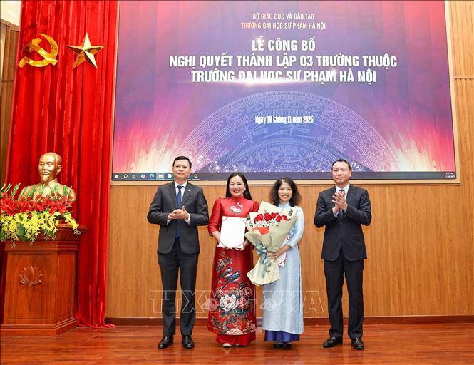 Lãnh đạo 3 trường được thành lập trực thuộc Trường Đại học Sư phạm Hà Nội nhận nhiệm vụ. Ảnh: Thanh Tùng - TTXVN