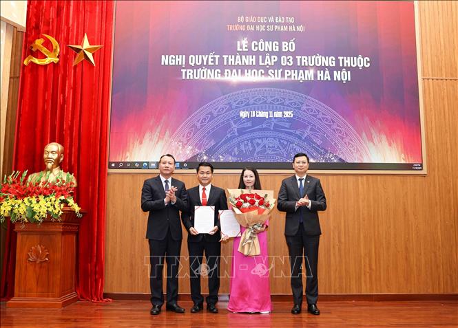 Lãnh đạo 3 trường được thành lập trực thuộc Trường Đại học Sư phạm Hà Nội nhận nhiệm vụ. Ảnh: Thanh Tùng - TTXVN