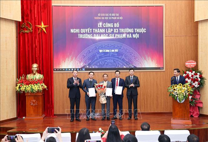 Lãnh đạo 3 trường được thành lập trực thuộc Trường Đại học Sư phạm Hà Nội nhận nhiệm vụ. Ảnh: Thanh Tùng - TTXVN
