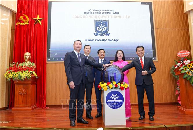 Nghi thức công bố thành lập 3 trường trực thuộc Trường Đại học Sư phạm Hà Nội. Ảnh: Thanh Tùng - TTXVN