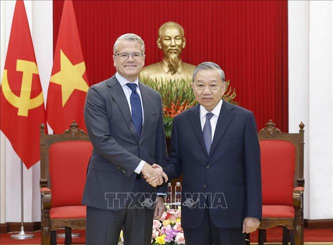 Party General Secretary To Lam and Vincent Clerc, CEO of Denmark’s A.P. Moller-Maersk. VNA Photo: Thống Nhất 