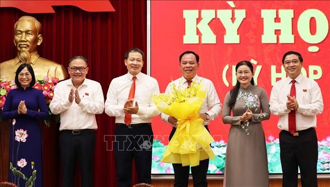 Bí thư Tỉnh ủy Vũ Hồng Văn và tập thể UBND tỉnh Đồng Nai tặng hoa chúc mừng đồng chí Võ Tấn Đức nhận nhiệm vụ mới. Ảnh: Sỹ Tuyên - TTXVN