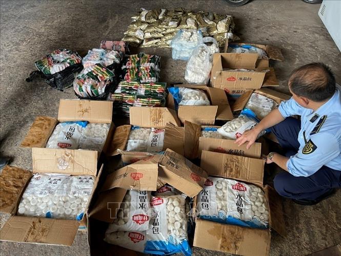 Đội Quản lý thị trường số 8 (Tuyên Quang) phát hiện hàng trăm sản phẩm không rõ nguồn gốc xuất xứ. Ảnh: TTXVN phát