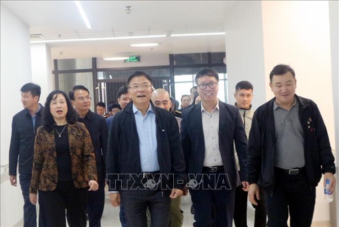 Phó Thủ tướng Lê Thành Long cùng đoàn công tác kiểm tra thực tế cơ sở 2 Bệnh viện Bạch Mai. Ảnh: Nguyễn Chinh - TTXVN