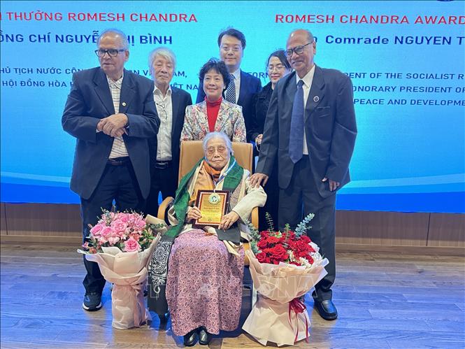Representatives from the All India Peace and Solidarity Organisations presents the Romesh Chandra Peace Award to Nguyen Thi Binh. VNA Photo: Hải Ngọc