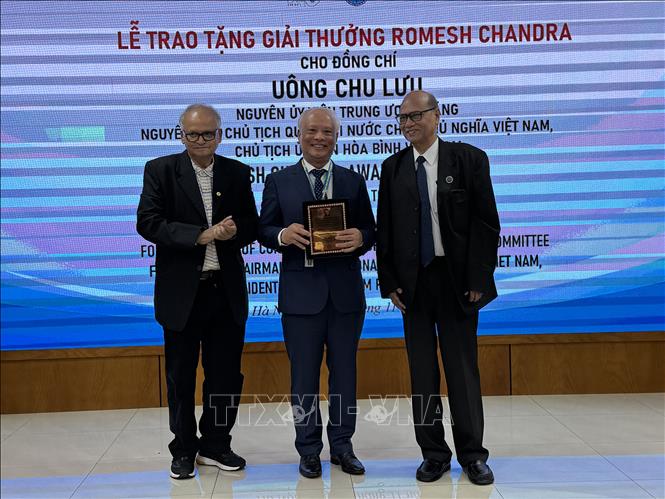 Representatives from the All India Peace and Solidarity Organisations present the Romesh Chandra Peace Award to Uong Chu Luu, former member of the Party Central Committee, former Vice Chairman of the National Assembly, and Chairman of the VPC. VNA Photo: Hải Ngọc