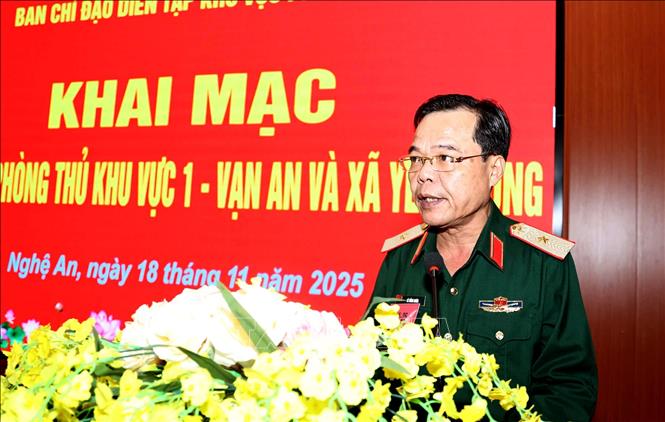 Thiếu tướng Lê Hồng Nhân, Phó Tư lệnh kiêm Tham mưu trưởng Quân khu 4 phát biểu. Ảnh: Văn Tý-TTXVN