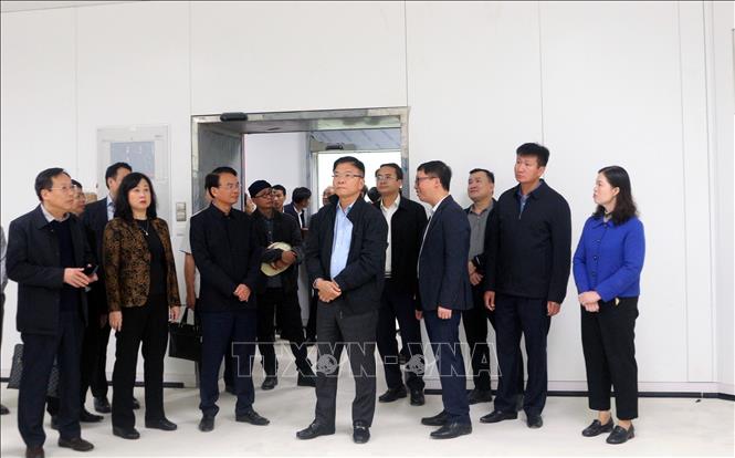 Phó Thủ tướng Lê Thành Long cùng đoàn công tác kiểm tra thực tế cơ sở 2 Bệnh viện Hữu nghị Việt Đức. Ảnh: Nguyễn Chinh - TTXVN
