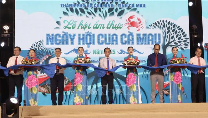 Đại biểu cắt băng khai mạc “Lễ hội Ẩm thực – Ngày hội Cua Cà Mau” năm 2025  tại TP. Hồ Chí Minh. Ảnh: Xuân Anh -TTXVN