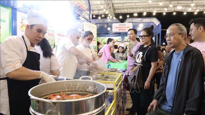 Gian hàng cua chế biến tại “Lễ hội Ẩm thực – Ngày hội Cua Cà Mau” thu hút rất đông thực khách đến thưởng thức. Ảnh: Xuân Anh -TTXVN