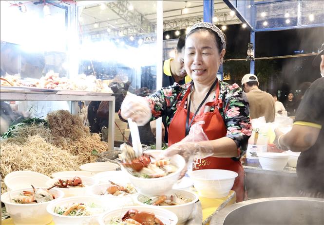 Chế biến bún nước lèo từ cua tại “Lễ hội Ẩm thực – Ngày hội Cua Cà Mau” năm 2025. Ảnh: Xuân Anh -TTXVN