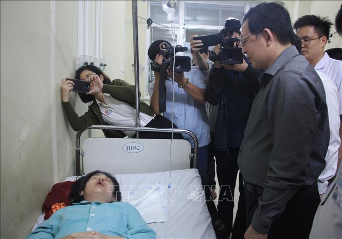 Phó Thủ tướng Hồ Quốc Dũng thăm hỏi, động viên nạn nhân vụ sạt lở ở đèo Khánh Lê. Ảnh: Phan Sáu - TTXVN 