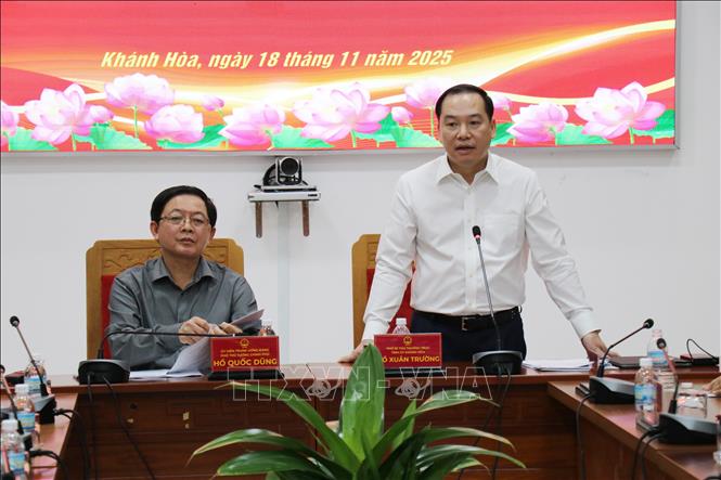 Ông Hồ Xuân Trường, Phó Bí thư Thường trực Tỉnh ủy Khánh Hòa phát biểu tại buổi làm việc. Ảnh: Nguyễn Thành – TTXVN
