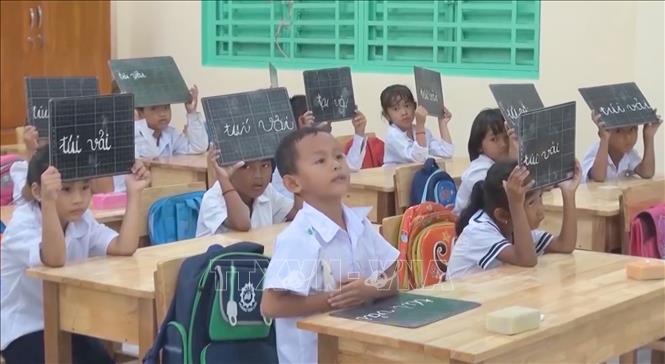 Trong giờ học của cô Nèang Lai My, học sinh luôn chăm chú lắng nghe và phản hồi ý kiến tích cực. Ảnh: Công Mạo-TTXVN