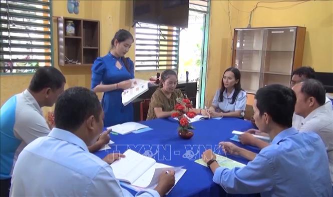 Cô giáo Nèang Lai My chia sẻ kinh nghiệm với các thầy, cô giáo đồng nghiệp trong trường. Ảnh: Công Mạo-TTXVN