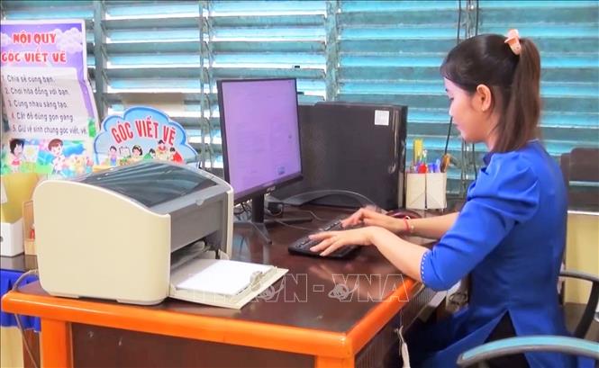 Trước mỗi giờ lên lớp, cô dành nhiều thời gian nghiên cứu, sưu tầm tài liệu, thiết kế bài giảng, ứng dụng công nghệ thông tin. Ảnh: Công Mạo-TTXVN