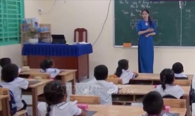 Cô giáo trẻ Nèang Lai My trong giờ lên lớp. Ảnh: Công Mạo-TTXVN