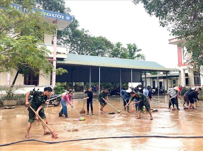 Ngay khi nước rút, công tác khắc phục hậu quả mưa lũ được triển khai khẩn trương. Ảnh: TTXVN phát