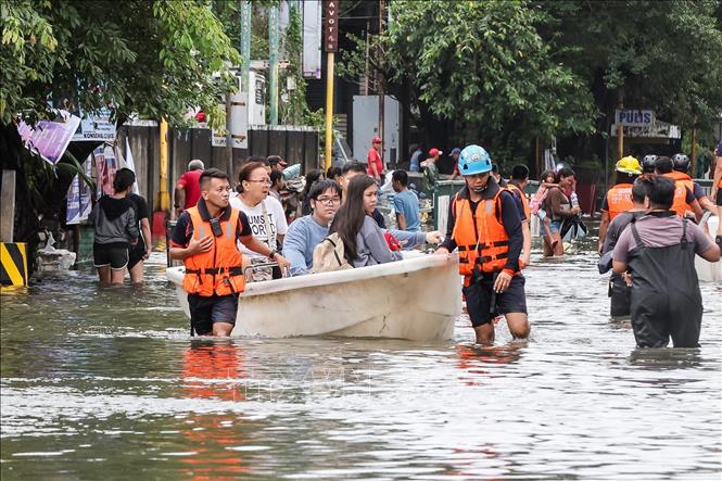 Lực lượng cứu hộ sơ tán người dân tại khu vực ngập lụt ở thành phố Navotas, Philippines ngày 10/11/2025. Ảnh: THX/TTXVN