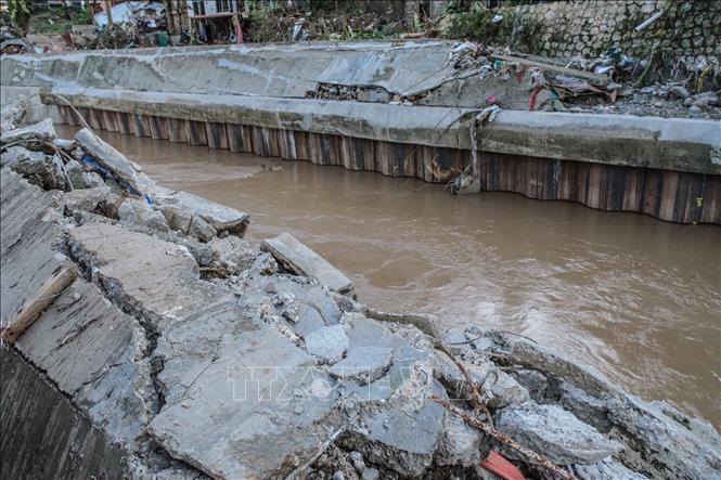 Bờ sông bị hư hại mưa lớn gây ra bởi bão Kalmaegi ở tỉnh Cebu, Philippines ngày 5/11/2025. Ảnh: THX/TTXVN