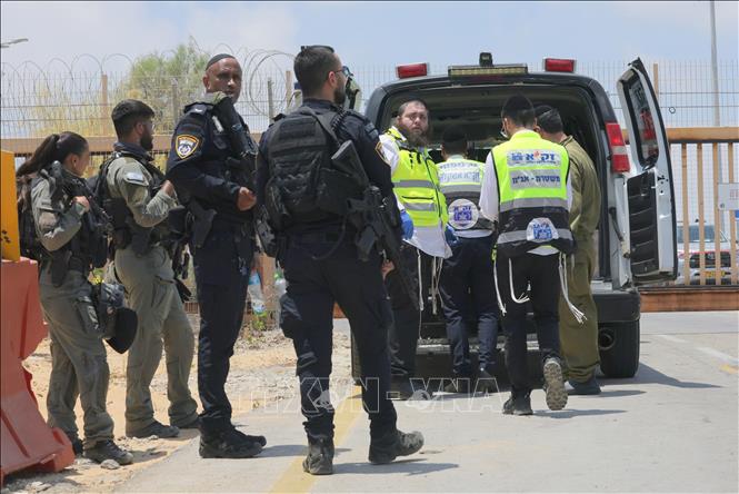 Lực lượng an ninh Israel làm nhiệm vụ tại hiện trường vụ tấn công bằng dao ở Netiv HaAsara, lối vào Dải Gaza. Ảnh: THX/TTXVN