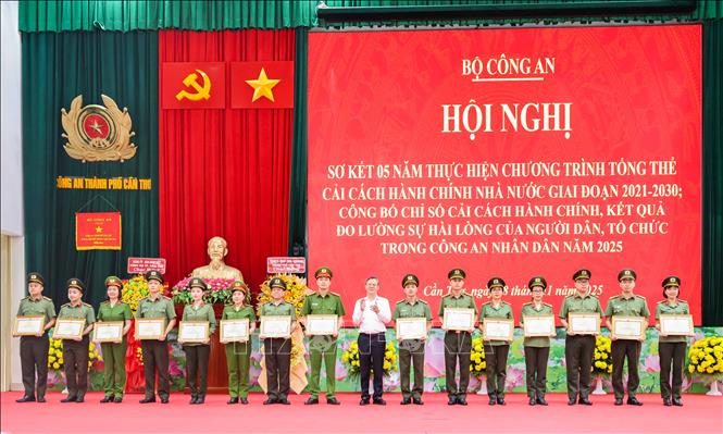 Chủ tịch UBND thành phố Cần Thơ Trương Cảnh Tuyên trao Bằng khen của Bộ trưởng Bộ Công an cho các cá nhân có thành tích xuất sắc trong triển khai nhiệm vụ cải cách hành chính. Ảnh: TTXVN phát