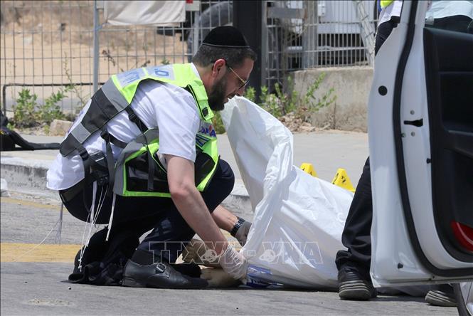 Lực lượng cứu hộ làm nhiệm vụ tại hiện trường vụ tấn công bằng dao ở Netiv HaAsara, lối vào Dải Gaza. Ảnh: THX/TTXVN