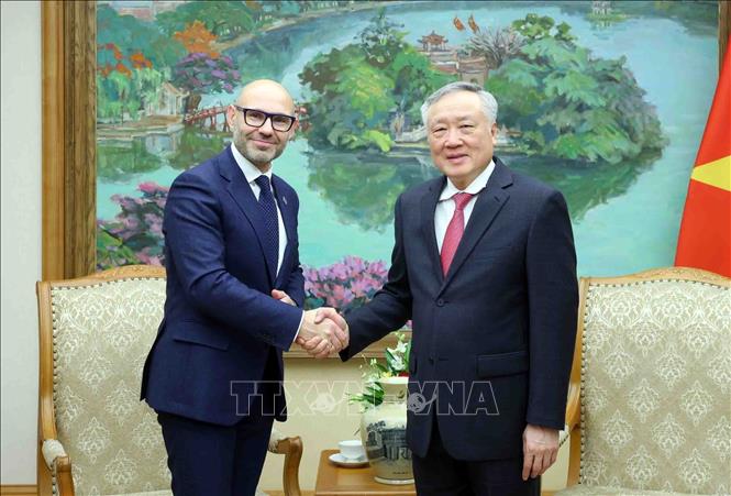 Permanent Deputy Prime Minister Nguyen Hoa Binh receives Dr. Marcin Czepelak, Secretary-General of the Permanent Court of Arbitration. VNA Photo: Phạm Kiên