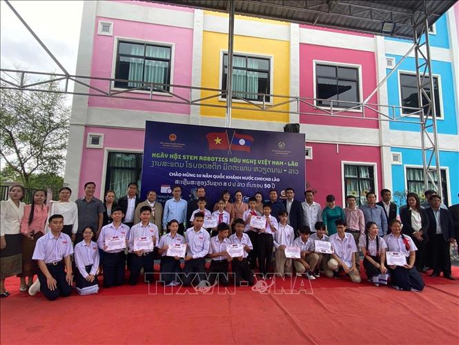 Vietnamese and Lao students at the first Vietnam-Laos Friendship STEM Robotics Festival. VNA Photo/Photo by courtesy