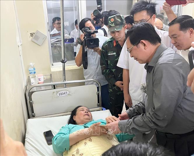 Phó Thủ tướng Hồ Quốc Dũng tặng quà, động viên nạn nhân vụ sạt lở ở đèo Khánh Lê. Ảnh: Phan Sáu - TTXVN