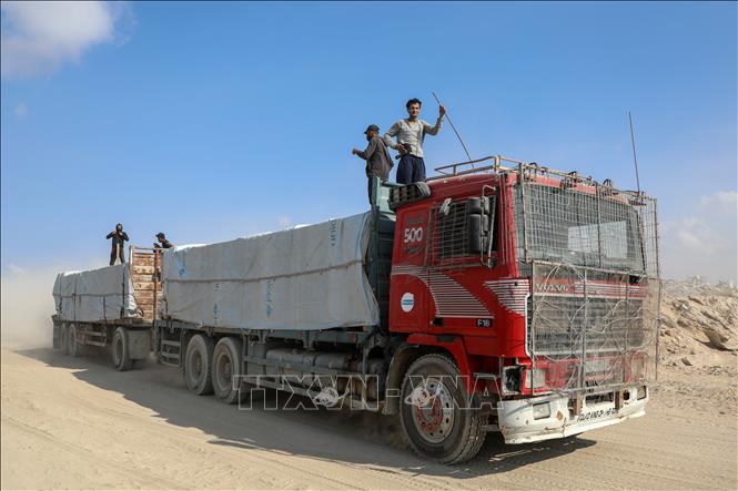Xe tải chở hàng viện trợ qua cửa khẩu Zikim ở phía Bắc Dải Gaza. Ảnh: THX/TTXVN