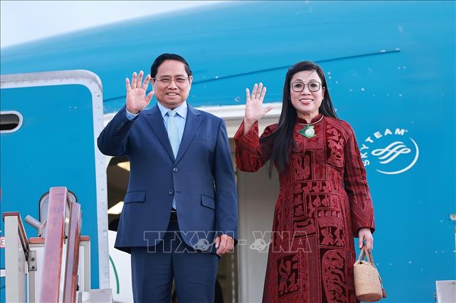 Thủ tướng Phạm Minh Chính và Phu nhân tại sân bay quốc tế Houari Boumediene, thủ đô Alger, bắt đầu chuyến thăm chính thức Algeria. Ảnh: Dương Giang-TTXVN 
