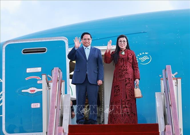 Thủ tướng Phạm Minh Chính và Phu nhân tại sân bay quốc tế Houari Boumediene, thủ đô Alger, bắt đầu chuyến thăm chính thức Algeria. Ảnh: Dương Giang-TTXVN 
