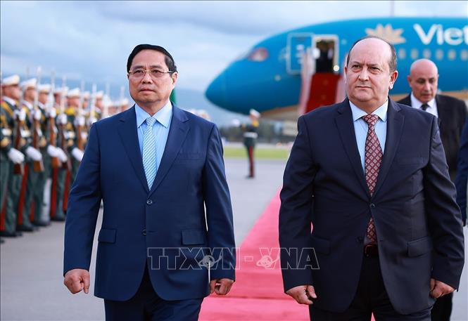 Thủ tướng Cộng hòa Algeria Dân chủ Nhân dân Sifi Ghrieb đón Thủ tướng Phạm Minh Chính thăm chính thức Algeria. Ảnh: Dương Giang-TTXVN
