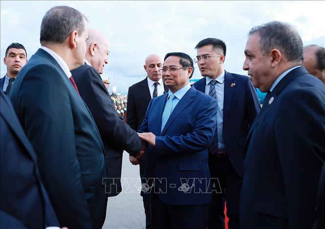Thủ tướng Algeria Sifi Ghrieb giới thiệu với Thủ tướng Phạm Minh Chính thành viên đoàn đại biểu Algeria. Ảnh: Dương Giang-TTXVN 