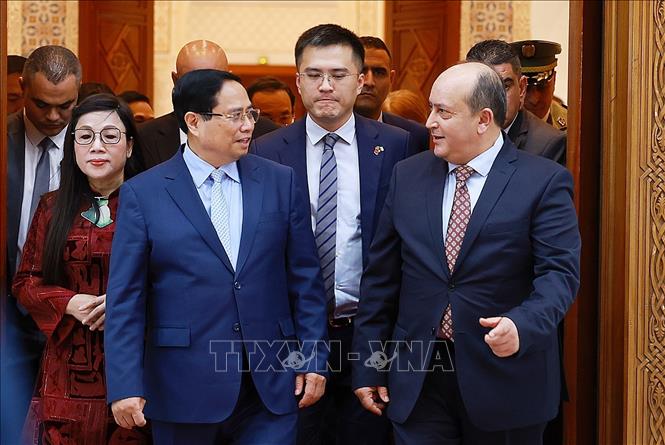 Thủ tướng Cộng hòa Algeria Dân chủ Nhân dân Sifi Ghrieb đón Thủ tướng Phạm Minh Chính và Phu nhân. Ảnh: Dương Giang-TTXVN
