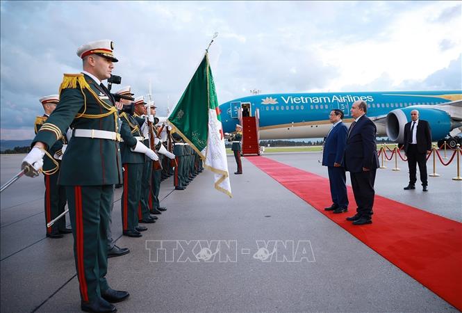 Thủ tướng Phạm Minh Chính và Thủ tướng Cộng hòa Algeria Dân chủ Nhân dân Sifi Ghrieb duyệt đội danh dự. Ảnh: Dương Giang-TTXVN