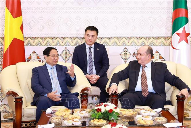  Thủ tướng Phạm Minh Chính với Thủ tướng Cộng hòa Algeria Dân chủ Nhân dân Sifi Ghrieb. Ảnh: Dương Giang-TTXVN
