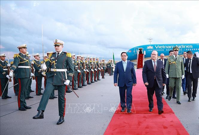 Thủ tướng Phạm Minh Chính và Thủ tướng Cộng hòa Algeria Dân chủ Nhân dân Sifi Ghrieb duyệt đội danh dự. Ảnh: Dương Giang-TTXVN