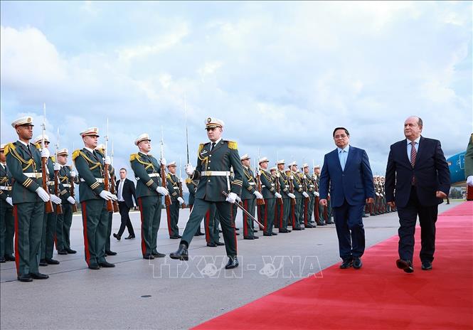 Thủ tướng Phạm Minh Chính và Thủ tướng Cộng hòa Algeria Dân chủ Nhân dân Sifi Ghrieb duyệt đội danh dự. Ảnh: Dương Giang-TTXVN