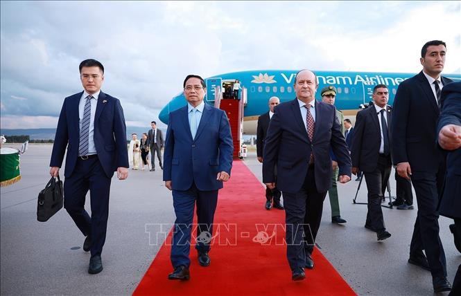 Thủ tướng Cộng hòa Algeria Dân chủ Nhân dân Sifi Ghrieb đón Thủ tướng Phạm Minh Chính. Ảnh: Dương Giang-TTXVN
