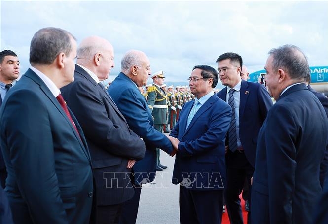 Thủ tướng Algeria Sifi Ghrieb giới thiệu với Thủ tướng Phạm Minh Chính thành viên đoàn đại biểu Algeria. Ảnh: Dương Giang-TTXVN 
