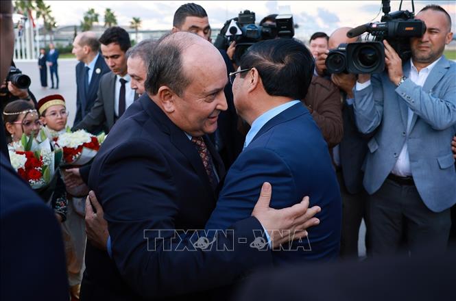 Thủ tướng Cộng hòa Algeria Dân chủ Nhân dân Sifi Ghrieb đón Thủ tướng Phạm Minh Chính và Phu nhân. Ảnh: Dương Giang-TTXVN

