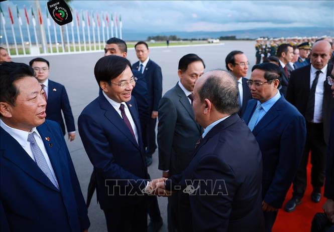 Thủ tướng Phạm Minh Chính giới thiệu với Thủ tướng Algeria Sifi Ghrieb đoàn đại biểu Việt Nam. Ảnh: Dương Giang-TTXVN