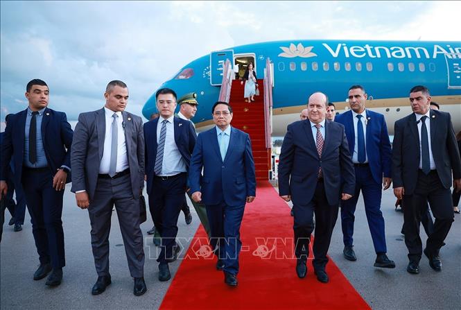 Thủ tướng Cộng hòa Algeria Dân chủ Nhân dân Sifi Ghrieb đón Thủ tướng Phạm Minh Chính tại sân bay quốc tế Houari Boumediene. Ảnh: Dương Giang-TTXVN
