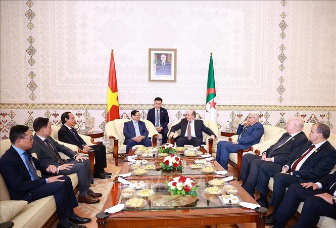 Thủ tướng Cộng hòa Algeria Dân chủ Nhân dân Sifi Ghrieb đón Thủ tướng Phạm Minh Chính và Phu nhân. Ảnh: Dương Giang-TTXVN
