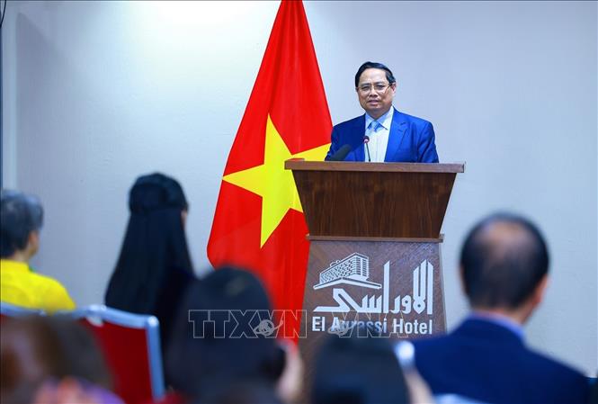Thủ tướng Phạm Minh Chính phát biểu tại buổi gặp cán bộ, nhân viên Đại sứ quán và đại diện cộng đồng người Việt Nam tại Algeria. Ảnh: Dương Giang-TTXVN 
