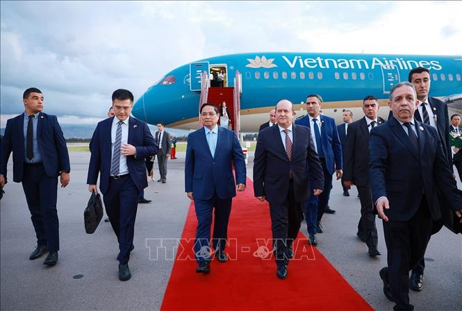 Thủ tướng Cộng hòa Algeria Dân chủ Nhân dân Sifi Ghrieb đón Thủ tướng Phạm Minh Chính tại sân bay quốc tế Houari Boumediene. Ảnh: Dương Giang-TTXVN
