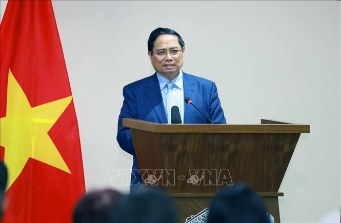 Thủ tướng Phạm Minh Chính phát biểu tại buổi gặp cán bộ, nhân viên Đại sứ quán và đại diện cộng đồng người Việt Nam tại Algeria. Ảnh: Dương Giang-TTXVN 
